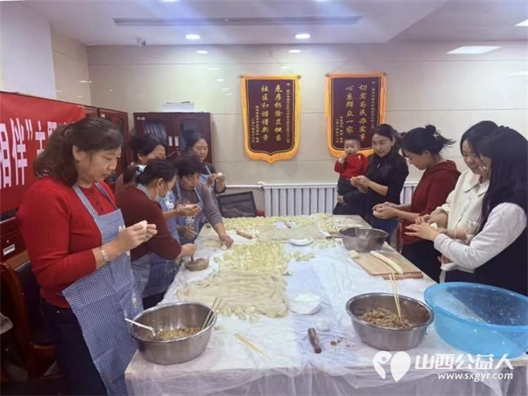 冬至送暖 爱心相伴----兴县杨玉社区开展暖心活动特别邀请辖区环卫工人前来品尝同时还精心准备了爽口凉菜与可乐等饮品大家围坐一堂共享美食 - 第8张