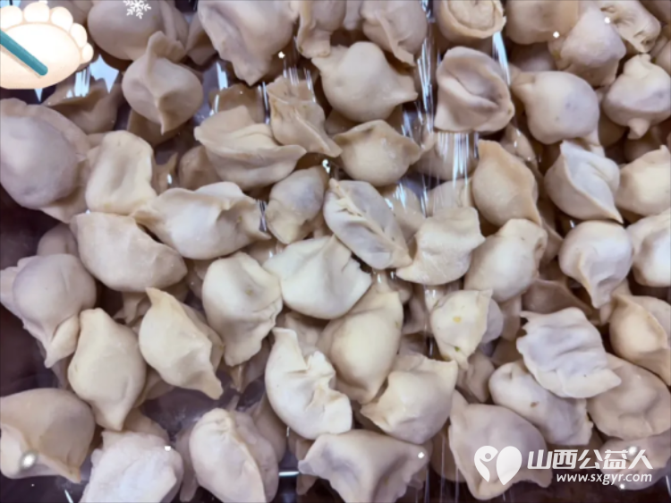 冬至送暖 爱心相伴----兴县杨玉社区开展暖心活动特别邀请辖区环卫工人前来品尝同时还精心准备了爽口凉菜与可乐等饮品大家围坐一堂共享美食 - 第14张