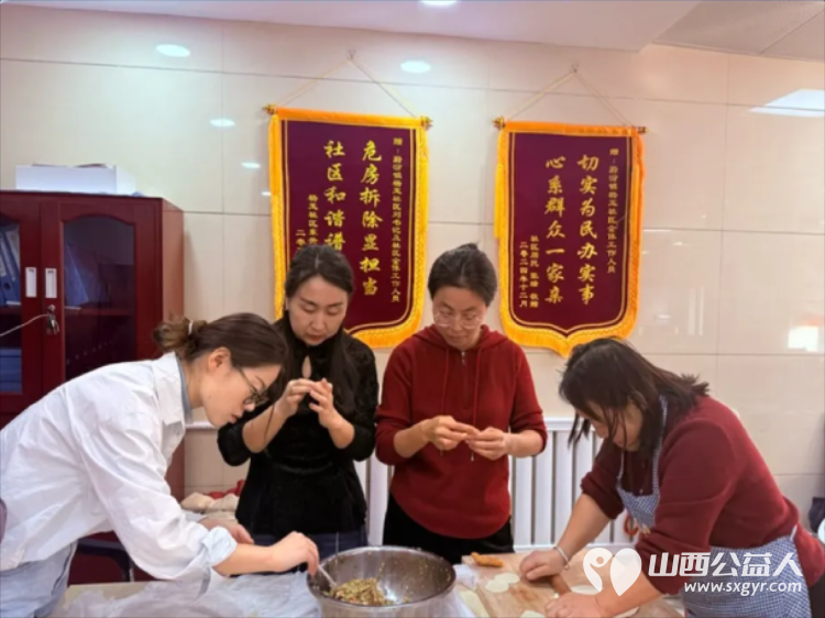 冬至送暖 爱心相伴----兴县杨玉社区开展暖心活动特别邀请辖区环卫工人前来品尝同时还精心准备了爽口凉菜与可乐等饮品大家围坐一堂共享美食 - 第2张