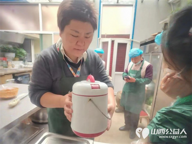 一份免费餐温暖两代人----长治市和平医院墙外的暖心食堂山西省长治市雨花斋二部九年来持续为和平医院住院家属提供免费素食 - 第17张 - 山西公益人 一份免费餐温暖两代人----长治市和平医院墙外的暖心食堂山西省长治市雨花斋二部九年来持续为和平医院住院家属提供免费素食 - 第17张