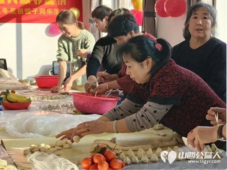 巧手捏出团圆饺冬至共叙邻里情——原平市南城街道体育南路社区开展企业退休人员冬至主题活动让老人们感受到社区大家庭的温暖 - 第4张