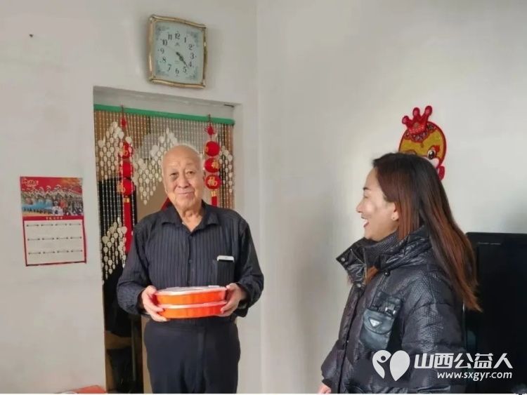 巧手捏出团圆饺冬至共叙邻里情——原平市南城街道体育南路社区开展企业退休人员冬至主题活动让老人们感受到社区大家庭的温暖 - 第8张