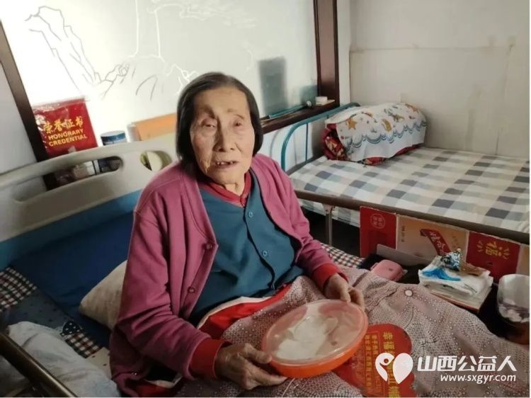 巧手捏出团圆饺冬至共叙邻里情——原平市南城街道体育南路社区开展企业退休人员冬至主题活动让老人们感受到社区大家庭的温暖 - 第7张