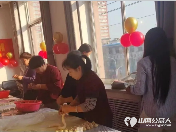 巧手捏出团圆饺冬至共叙邻里情——原平市南城街道体育南路社区开展企业退休人员冬至主题活动让老人们感受到社区大家庭的温暖 - 第6张