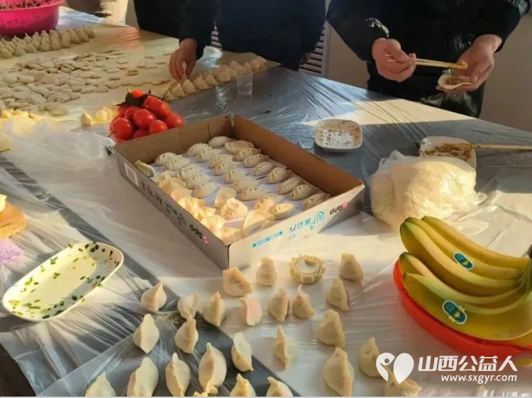 巧手捏出团圆饺冬至共叙邻里情——原平市南城街道体育南路社区开展企业退休人员冬至主题活动让老人们感受到社区大家庭的温暖 - 第5张