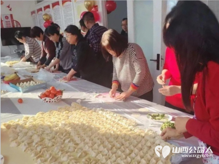 巧手捏出团圆饺冬至共叙邻里情——原平市南城街道体育南路社区开展企业退休人员冬至主题活动让老人们感受到社区大家庭的温暖 - 第10张