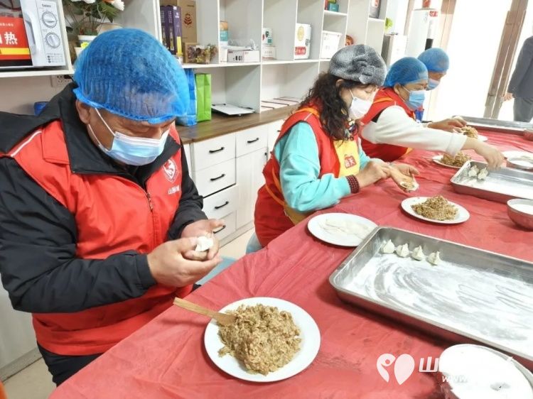 冬至饺子暖人心志愿关爱送新人----盐湖区志愿者协会举办新就业群体冬至关爱活动志愿者们与新就业群体朋友们亲切交流共话家常 - 第11张