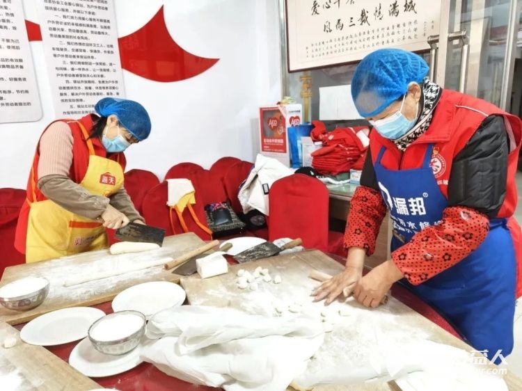 冬至饺子暖人心志愿关爱送新人----盐湖区志愿者协会举办新就业群体冬至关爱活动志愿者们与新就业群体朋友们亲切交流共话家常 - 第6张