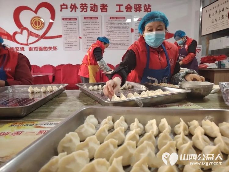 冬至饺子暖人心志愿关爱送新人----盐湖区志愿者协会举办新就业群体冬至关爱活动志愿者们与新就业群体朋友们亲切交流共话家常 - 第9张