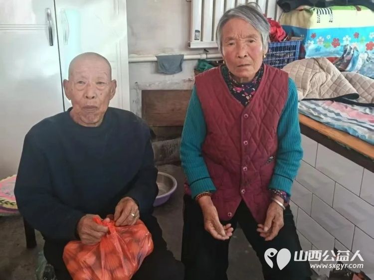 寒冬已至善举相随----忻州市豆罗村村民赵素萍心里惦记着村里的老人们她为80岁以上的老人送上一份准备好的鸡蛋一份温暖一份心意 - 第6张 - 山西公益人 寒冬已至善举相随----忻州市豆罗村村民赵素萍心里惦记着村里的老人们她为80岁以上的老人送上一份准备好的鸡蛋一份温暖一份心意 - 第6张