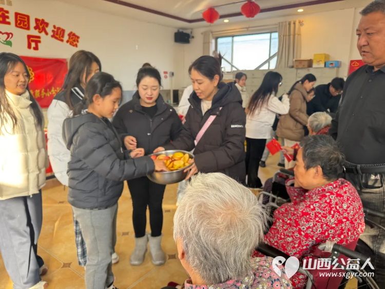 小店区新展教育侨胞之家侨界志愿服务小分队携手准留学生走进太原市清徐县孟封镇云华爱心敬老院开展敬老慰问活动 - 第2张 - 山西公益人 小店区新展教育侨胞之家侨界志愿服务小分队携手准留学生走进太原市清徐县孟封镇云华爱心敬老院开展敬老慰问活动 - 第2张
