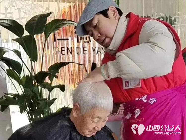 冬日义剪暖人心温情陪伴话家常 | 运城市盐湖区志愿者协会为盐湖区仁德养护院老人免费理发送去一份别样的温暖 - 第7张 - 山西公益人 冬日义剪暖人心温情陪伴话家常 | 运城市盐湖区志愿者协会为盐湖区仁德养护院老人免费理发送去一份别样的温暖 - 第7张