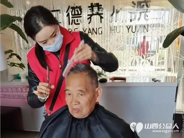 冬日义剪暖人心温情陪伴话家常 | 运城市盐湖区志愿者协会为盐湖区仁德养护院老人免费理发送去一份别样的温暖 - 第6张 - 山西公益人 冬日义剪暖人心温情陪伴话家常 | 运城市盐湖区志愿者协会为盐湖区仁德养护院老人免费理发送去一份别样的温暖 - 第6张