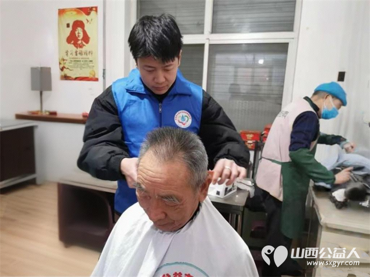 感恩长治市小雨点公益志愿者协会的志愿者们来雨花斋二部为家人们义务理发帮厨 - 第6张