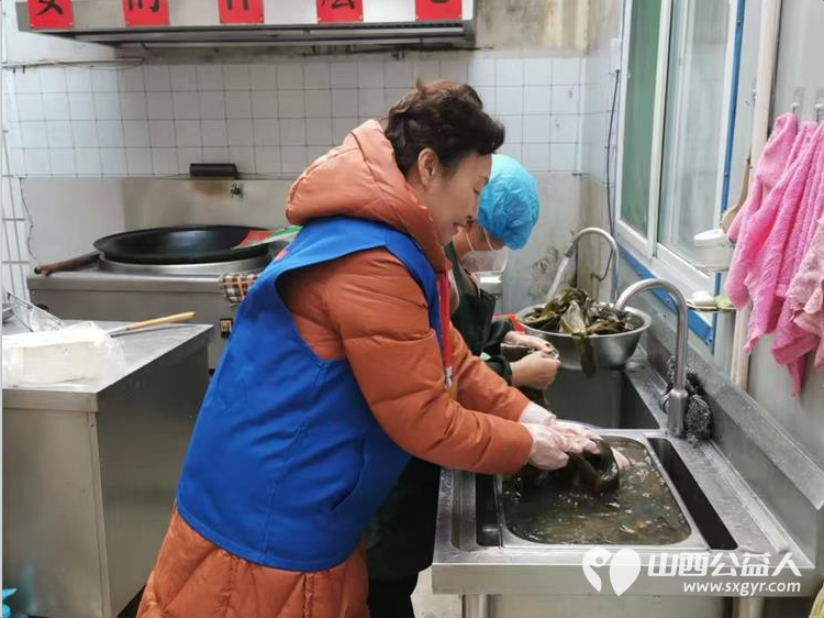 感恩长治市小雨点公益志愿者协会的志愿者们来雨花斋二部为家人们义务理发帮厨 - 第8张
