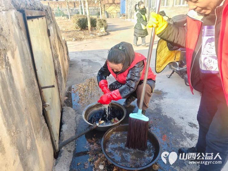 介休市敬老协会孝善行之敬老爱老助老活动走进义安镇孟村入户85岁特困陈有功老人家为老人打扫室内外卫生做饭包饺子赠送苹果一袋 - 第21张
