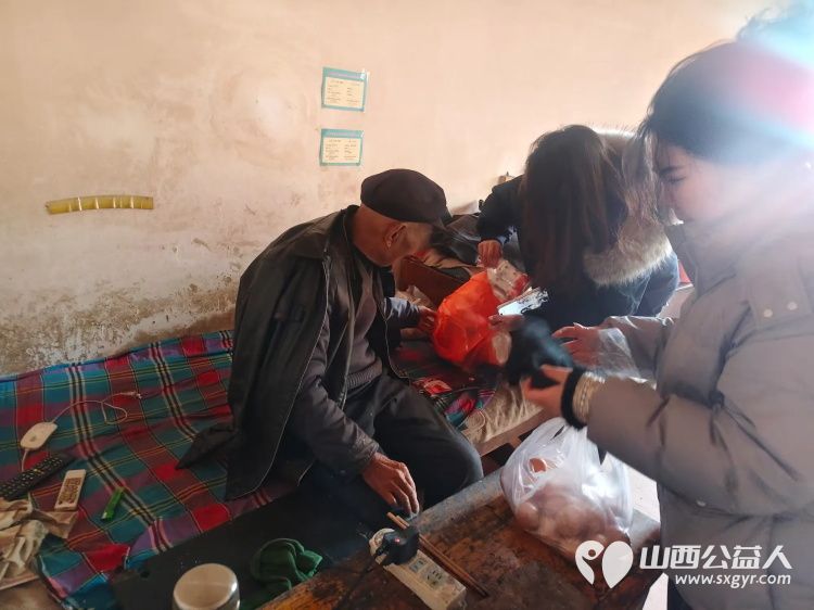 介休市敬老协会孝善行之敬老爱老助老活动走进义安镇孟村入户85岁特困陈有功老人家为老人打扫室内外卫生做饭包饺子赠送苹果一袋 - 第13张