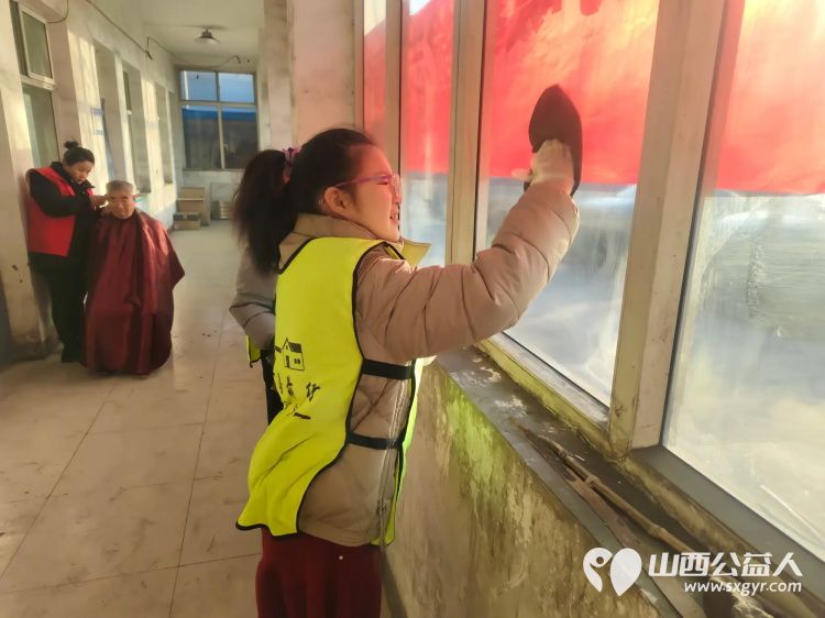 介休市敬老协会孝善行之敬老爱老助老活动走进义安镇孟村入户85岁特困陈有功老人家为老人打扫室内外卫生做饭包饺子赠送苹果一袋 - 第4张