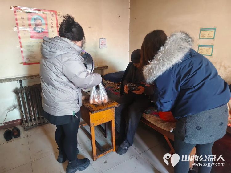 介休市敬老协会孝善行之敬老爱老助老活动走进义安镇孟村入户85岁特困陈有功老人家为老人打扫室内外卫生做饭包饺子赠送苹果一袋 - 第10张