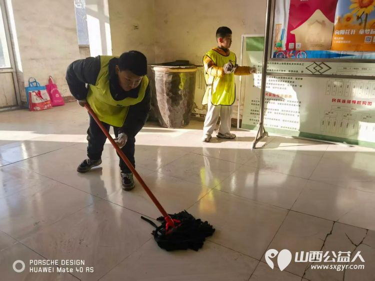 介休市敬老协会孝善行之敬老爱老助老活动走进义安镇孟村入户85岁特困陈有功老人家为老人打扫室内外卫生做饭包饺子赠送苹果一袋 - 第14张