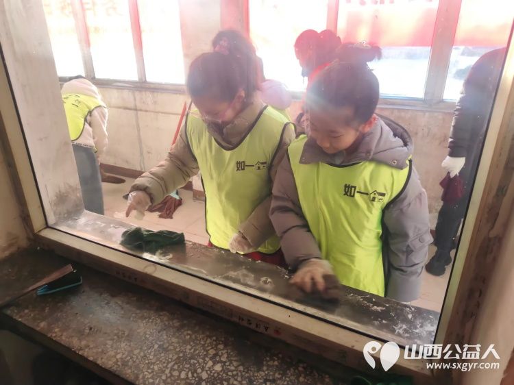 介休市敬老协会孝善行之敬老爱老助老活动走进义安镇孟村入户85岁特困陈有功老人家为老人打扫室内外卫生做饭包饺子赠送苹果一袋 - 第18张