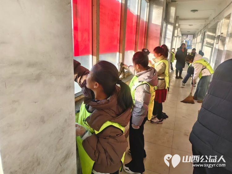 介休市敬老协会孝善行之敬老爱老助老活动走进义安镇孟村入户85岁特困陈有功老人家为老人打扫室内外卫生做饭包饺子赠送苹果一袋 - 第2张