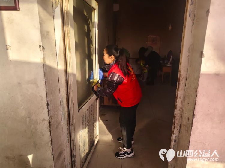 介休市敬老协会孝善行之敬老爱老助老活动走进义安镇孟村入户85岁特困陈有功老人家为老人打扫室内外卫生做饭包饺子赠送苹果一袋 - 第5张