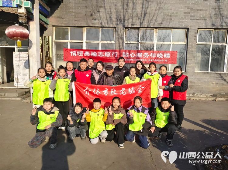 介休市敬老协会孝善行之敬老爱老助老活动走进义安镇孟村入户85岁特困陈有功老人家为老人打扫室内外卫生做饭包饺子赠送苹果一袋 - 第1张