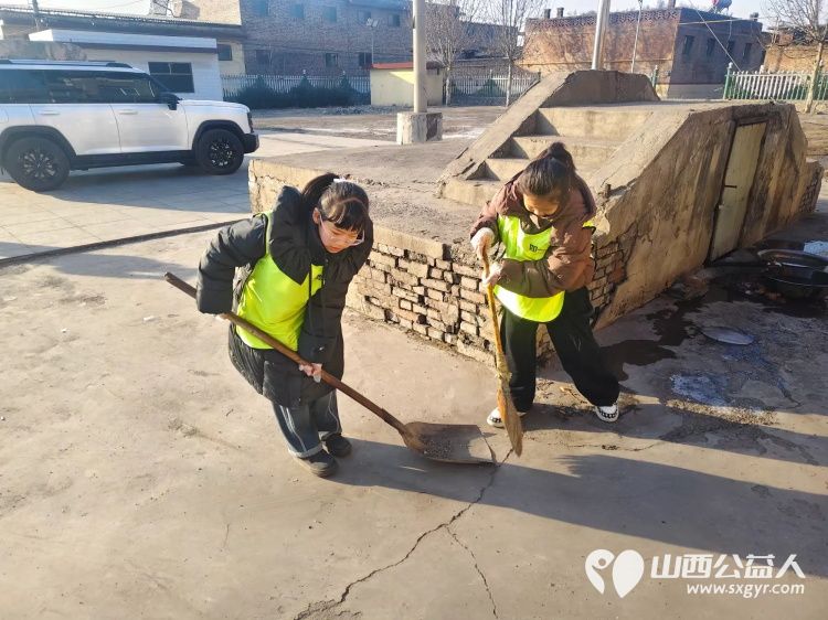 介休市敬老协会孝善行之敬老爱老助老活动走进义安镇孟村入户85岁特困陈有功老人家为老人打扫室内外卫生做饭包饺子赠送苹果一袋 - 第17张