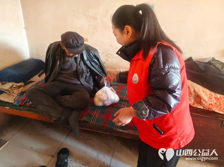 介休市敬老协会孝善行之敬老爱老助老活动走进义安镇孟村入户85岁特困陈有功老人家为老人打扫室内外卫生做饭包饺子赠送苹果一袋 - 第11张