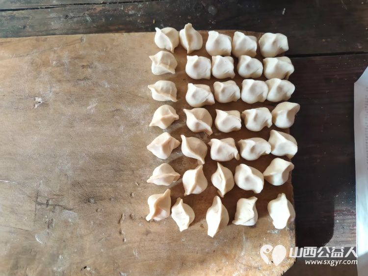 介休市敬老协会孝善行之敬老爱老助老活动走进义安镇孟村入户85岁特困陈有功老人家为老人打扫室内外卫生做饭包饺子赠送苹果一袋 - 第9张