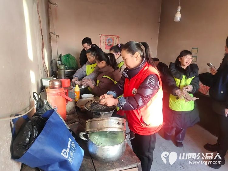 介休市敬老协会孝善行之敬老爱老助老活动走进义安镇孟村入户85岁特困陈有功老人家为老人打扫室内外卫生做饭包饺子赠送苹果一袋 - 第7张