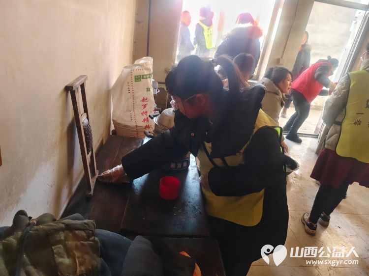 介休市敬老协会孝善行之敬老爱老助老活动走进义安镇孟村入户85岁特困陈有功老人家为老人打扫室内外卫生做饭包饺子赠送苹果一袋 - 第6张