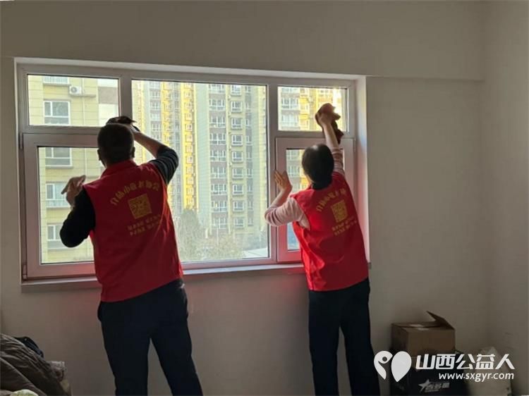 介休市敬老协会孝善行之敬老爱老助老活动走进义安镇孟村入户80岁特困老人王学福家中为老人擦玻璃打扫室内外卫生做饭包饺子 - 第5张