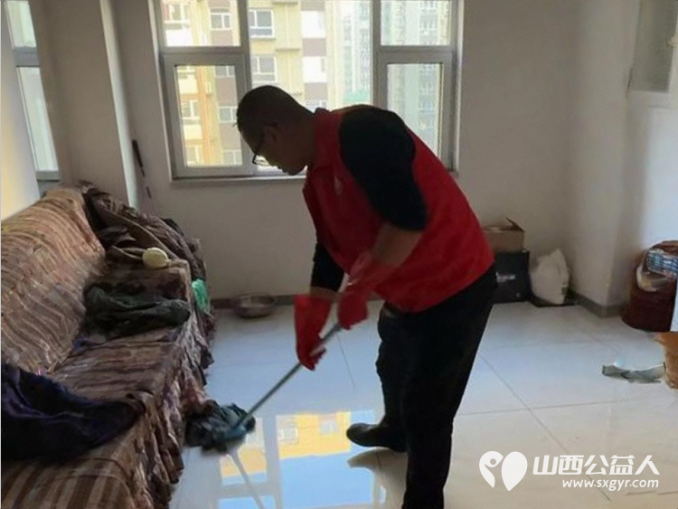 介休市敬老协会孝善行之敬老爱老助老活动走进义安镇孟村入户80岁特困老人王学福家中为老人擦玻璃打扫室内外卫生做饭包饺子 - 第3张