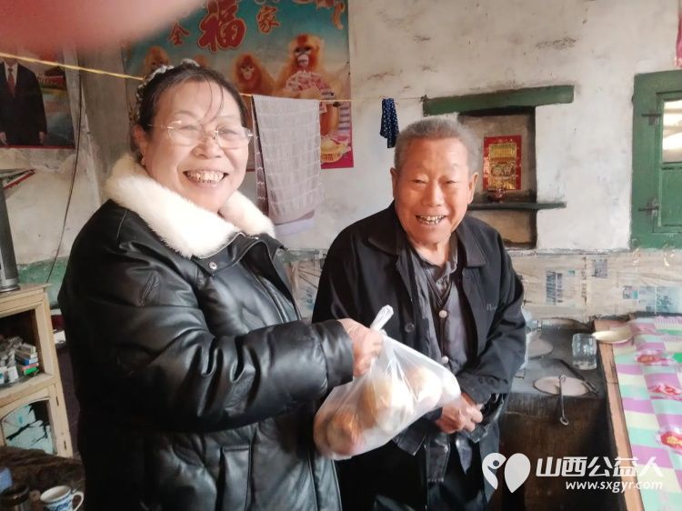 介休市敬老协会孝善行之敬老爱老助老活动走进义安镇孟村湾入户83岁特困老人姚安元家中为老人打扫室内外卫生做饭包饺子 - 第7张