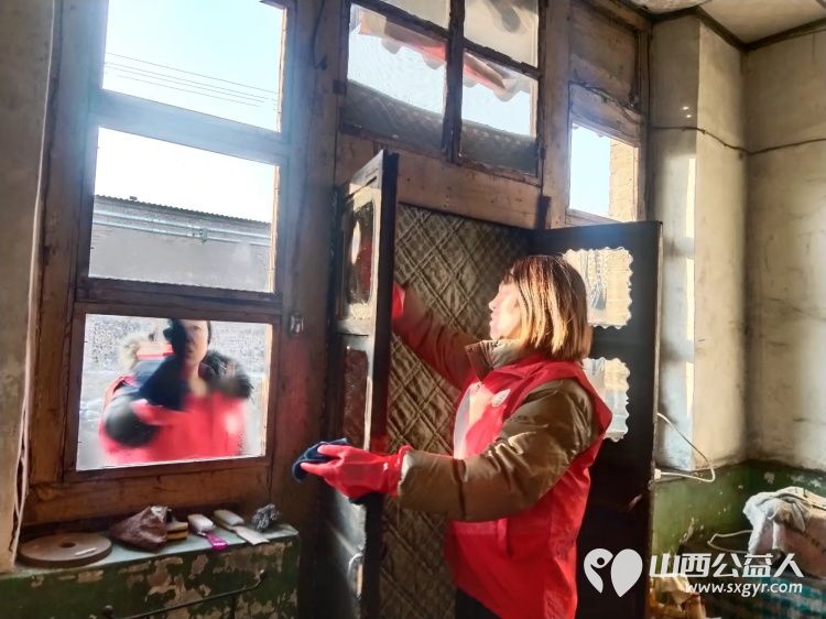 介休市敬老协会孝善行之敬老爱老助老活动走进义安镇孟村湾入户83岁特困老人姚安元家中为老人打扫室内外卫生做饭包饺子 - 第4张