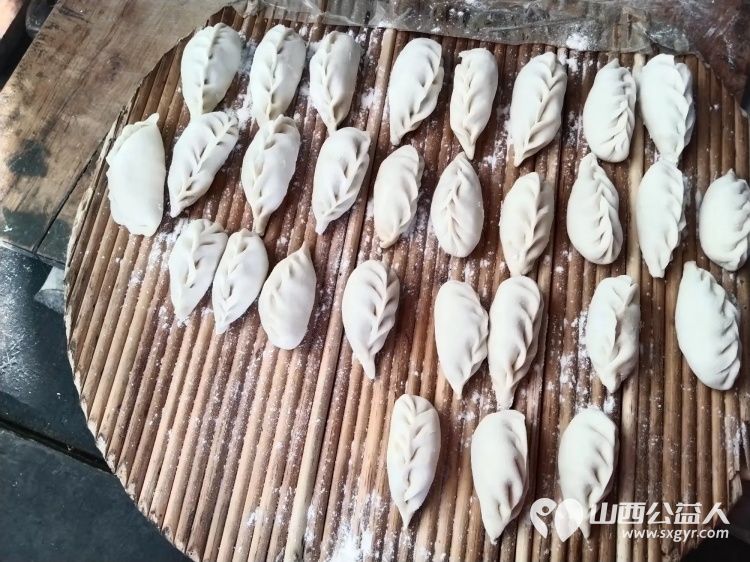 介休市敬老协会孝善行之敬老爱老助老活动走进义安镇孟村湾入户83岁特困老人姚安元家中为老人打扫室内外卫生做饭包饺子 - 第6张