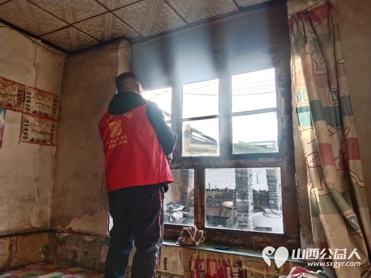 介休市敬老协会孝善行之敬老爱老助老活动走进义安镇孟村湾入户83岁特困老人姚安元家中为老人打扫室内外卫生做饭包饺子 - 第3张