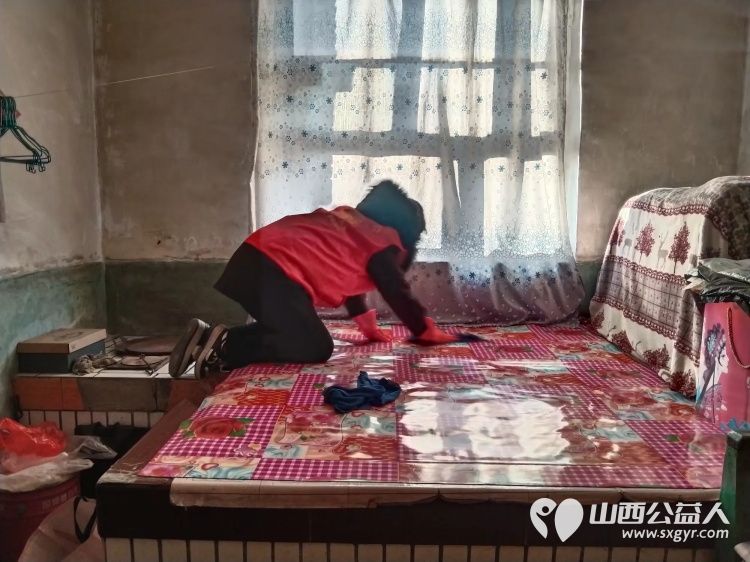 介休市敬老协会孝善行之敬老爱老助老活动走进义安镇孟村湾入户83岁特困老人姚安元家中为老人打扫室内外卫生做饭包饺子 - 第8张