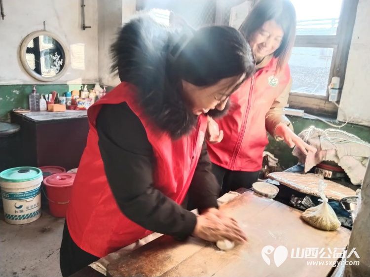 介休市敬老协会孝善行之敬老爱老助老活动走进义安镇孟村湾入户83岁特困老人姚安元家中为老人打扫室内外卫生做饭包饺子 - 第5张