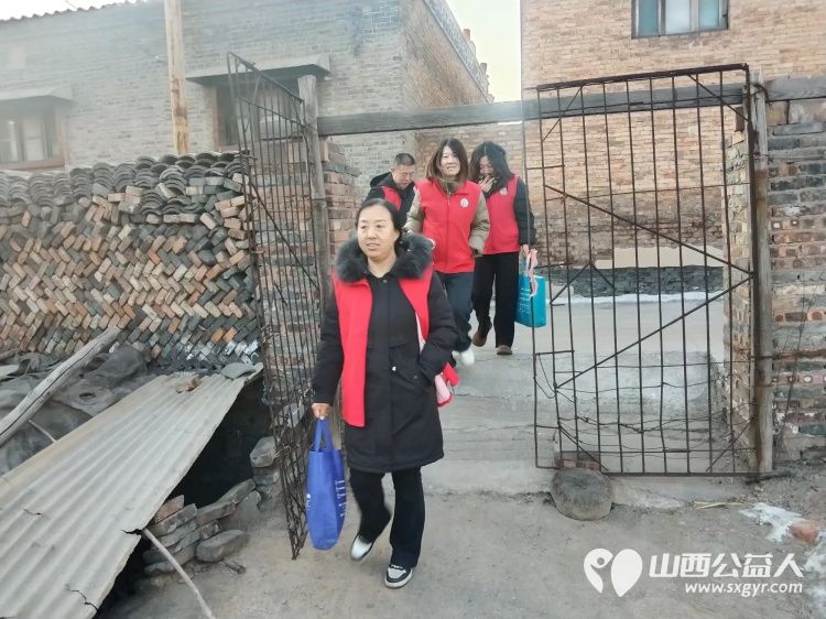 介休市敬老协会孝善行之敬老爱老助老活动走进义安镇孟村湾入户83岁特困老人姚安元家中为老人打扫室内外卫生做饭包饺子 - 第2张