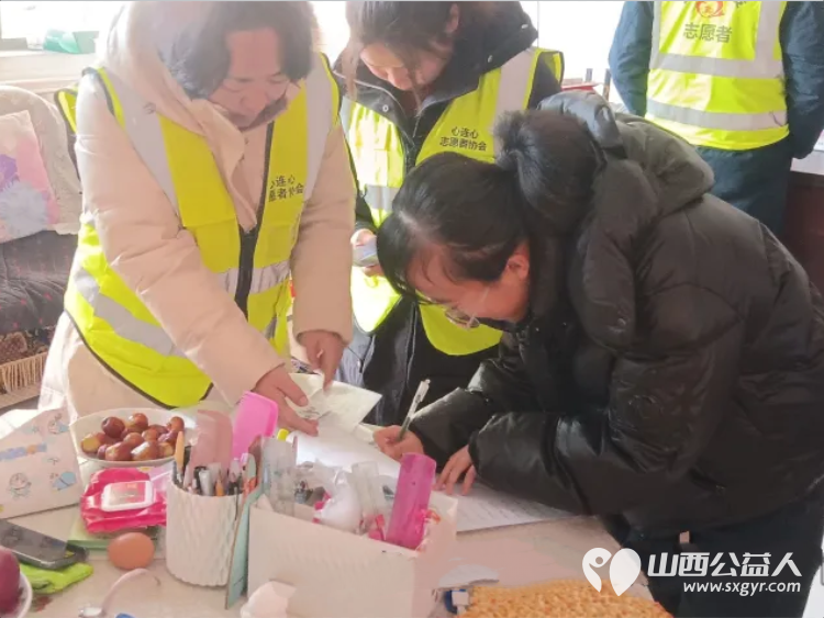 一人资助融大爱众人善举汇暖流----晋中市太谷区心连心志愿者协会走访困境学子家庭暨“一对一”公益助学提供的专项助学金捐给了孩子们 - 第4张
