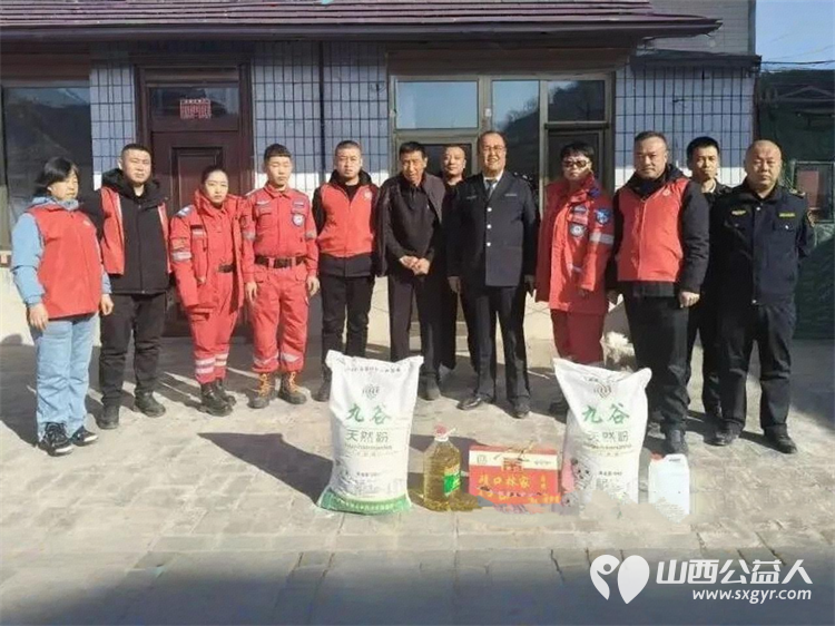 寒冬送暖践初爱心帮扶显真情----吕梁市中志协救援队联合山西省道路交通安全协会吕梁工作部深入柳林县临县的乡村走访慰问困难群众 - 第1张
