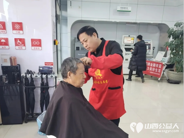 长治市义工协会联合多个公益爱心单位进社区公益理发义诊得到了参与居民的一致好评 - 第4张 - 山西公益人 长治市义工协会联合多个公益爱心单位进社区公益理发义诊得到了参与居民的一致好评 - 第4张