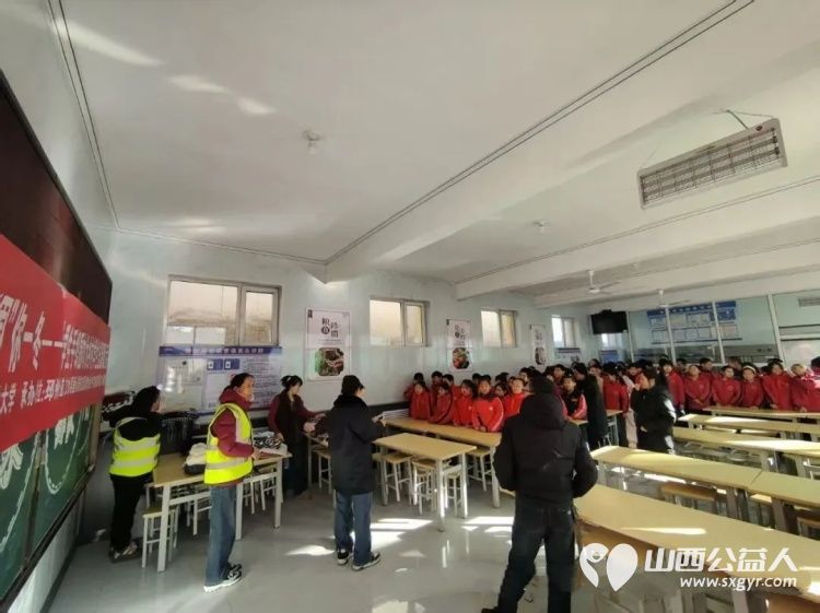 情暖冬日爱润童心----文水县爱心帮扶志愿者协会对接邳州唯爱公益与江苏海洋大学去岳村学校给困境学生送围巾公益活动 - 第8张