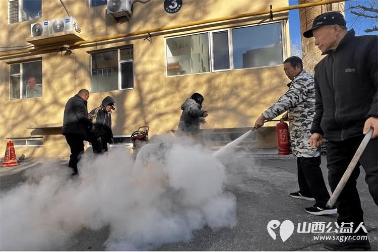 太原市小店区平阳路街道滨东社区网格员联动物业开展消防演练共筑社区安全防线全力守护居民生命财产安全 - 第3张
