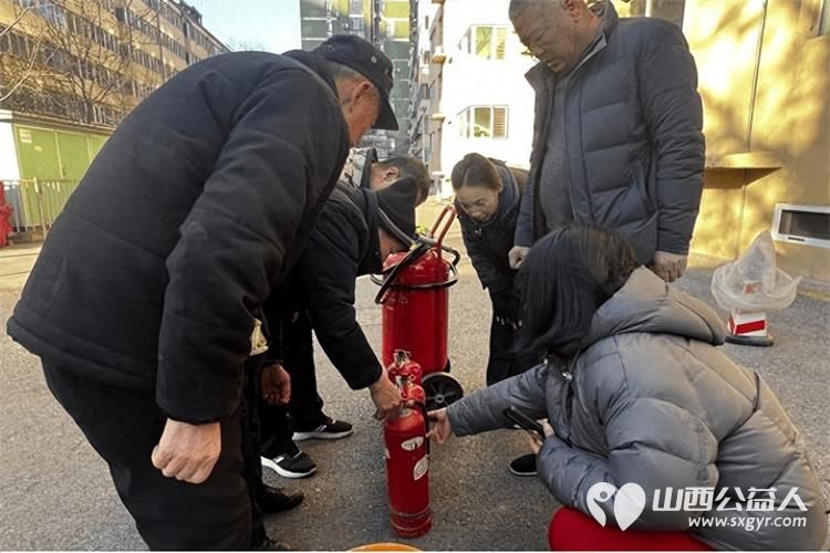 太原市小店区平阳路街道滨东社区网格员联动物业开展消防演练共筑社区安全防线全力守护居民生命财产安全 - 第2张