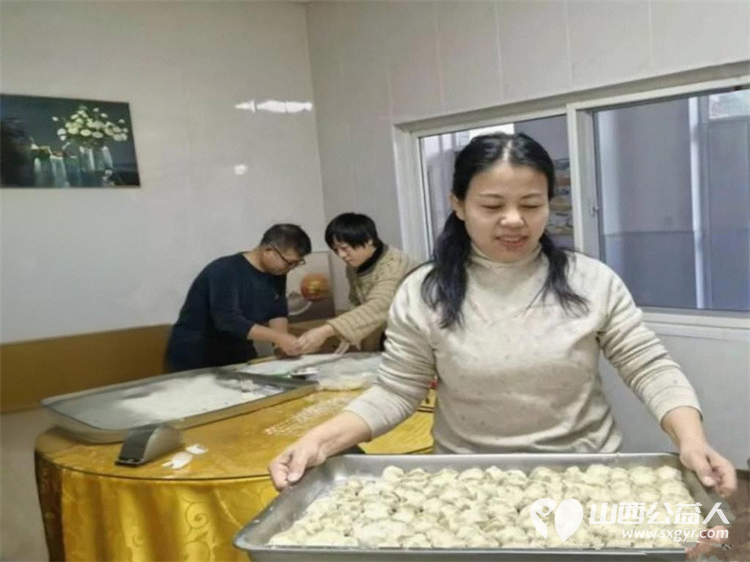 情暖桑榆巾帼送暖----文水县妇联走进文水县中医院医养中心开展关爱慰问活动为老人们送上了热气腾腾的饺子和满满的新年祝福 - 第3张