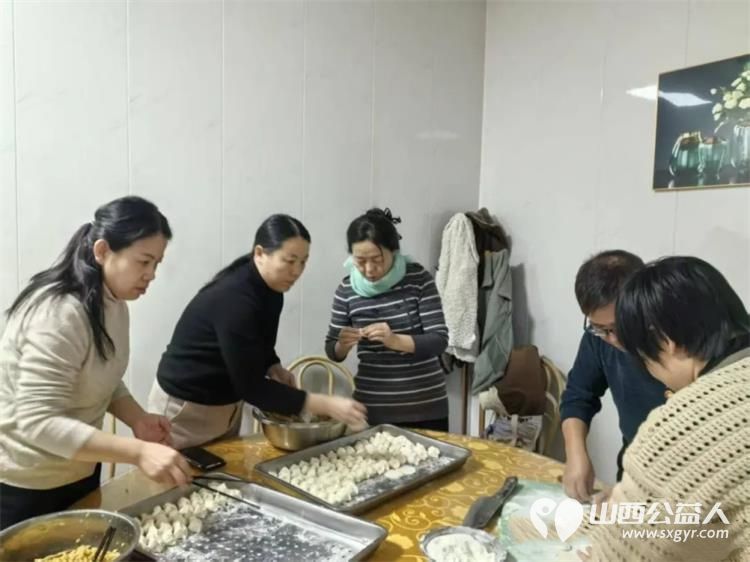 情暖桑榆巾帼送暖----文水县妇联走进文水县中医院医养中心开展关爱慰问活动为老人们送上了热气腾腾的饺子和满满的新年祝福 - 第2张